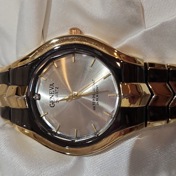 Geneva gold women's watch - Picture 3 of 12